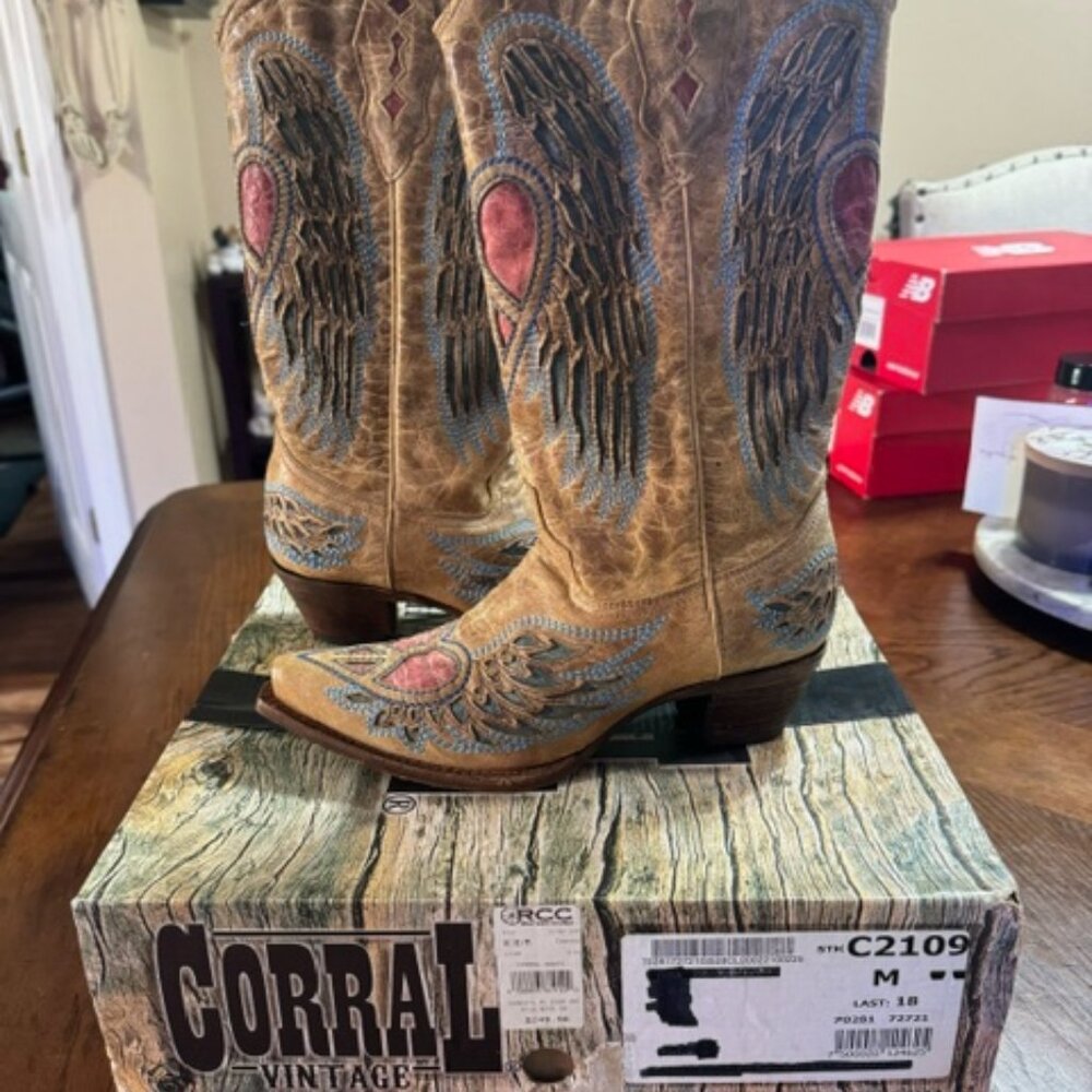 CORRAL Women's BOOT WITH HEART PEACE SIGN Antique Saddle/Blue Heart Leat…